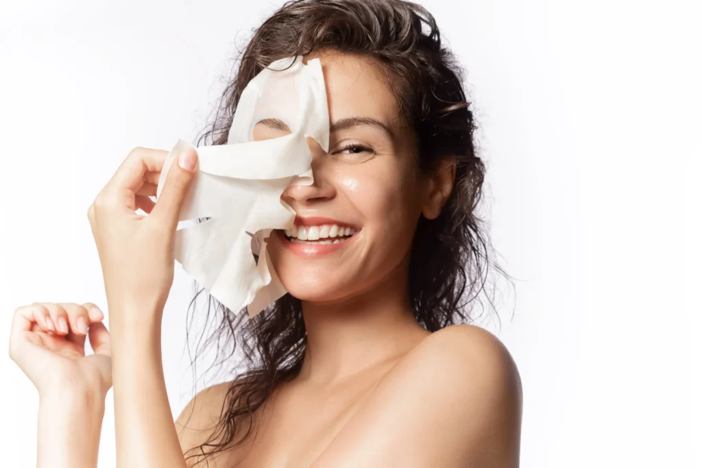 Frau mit Cellulose Vlies Maske